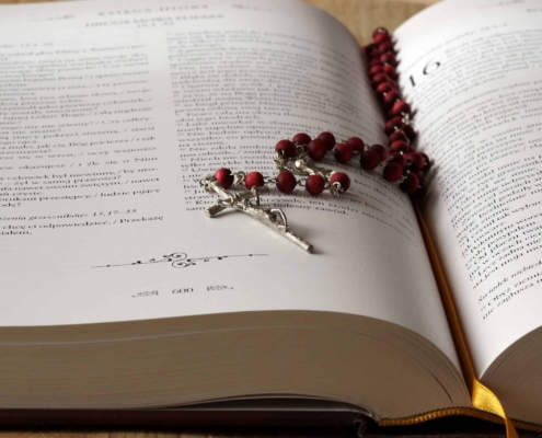 bible and rosario for catholic marriage in italian church