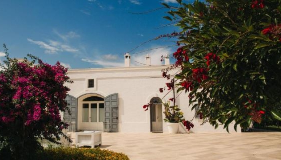 The tranquil exterior of Masseria Don Luigi, a wedding villa in a peaceful setting, ideal for romantic celebrations.