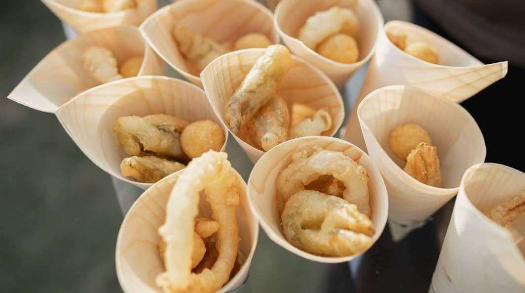 Appetizers cone with fried sea fruits