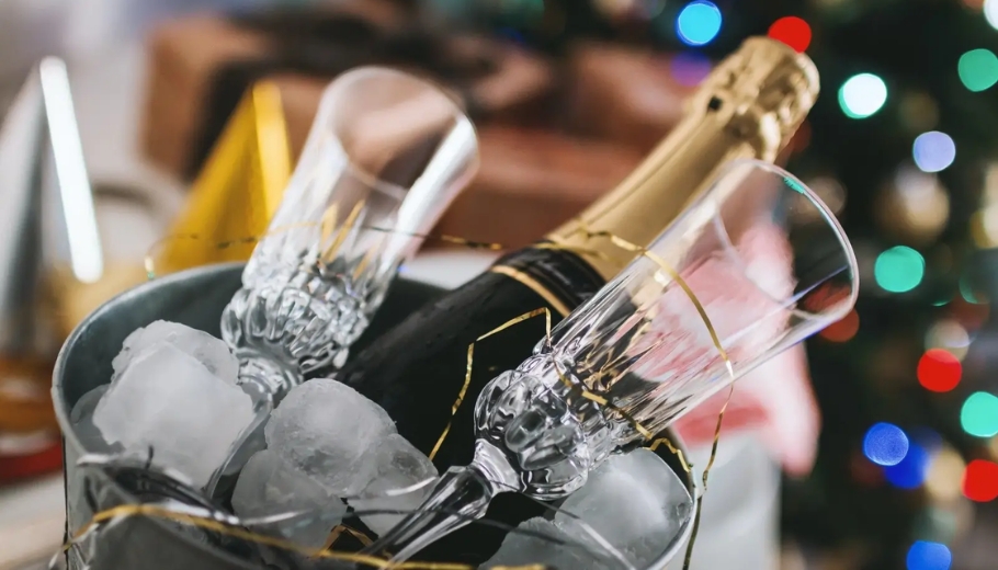 champagne bottole on the roks for bachelorette party hen party